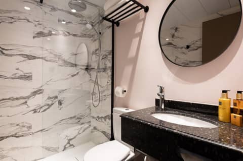 Royal Saint Germain — bathroom