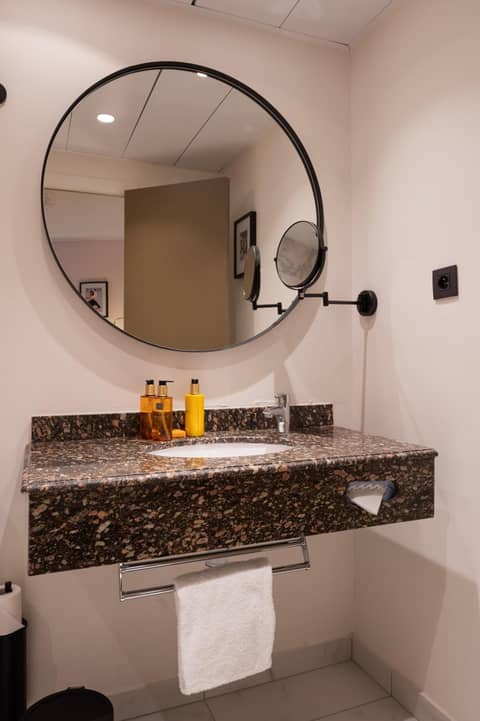 Royal Saint Germain — bathroom