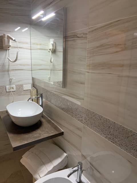 Hotel Castello — bathroom