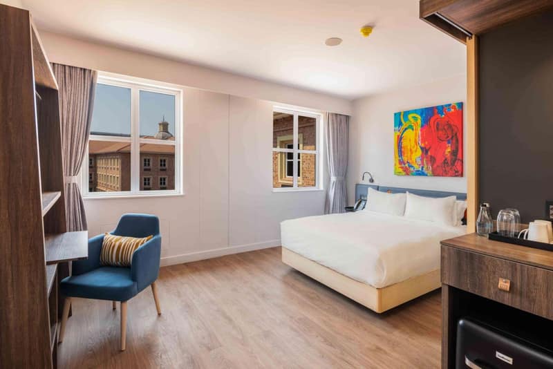 Hampton By Hilton Sandton Grayston — hotel room
