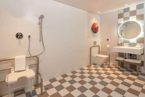 Hampton By Hilton Sandton Grayston — bathroom