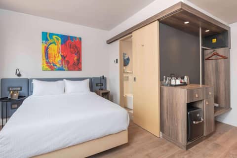 Hampton By Hilton Sandton Grayston — hotel room
