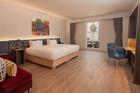 Hampton By Hilton Sandton Grayston — hotel room