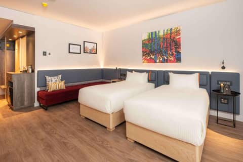Hampton By Hilton Sandton Grayston — hotel room