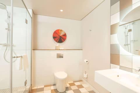 Hampton By Hilton Sandton Grayston — bathroom