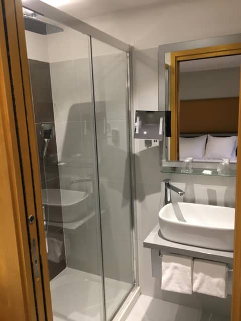 Hôtel Boutique Richelieu, Lyon Gare Part-Dieu — bathroom