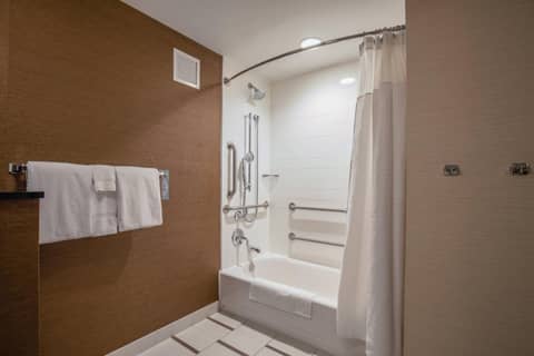 Fairfield Inn and Suites Chicago Downtown-River North — bathroom