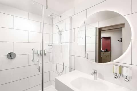Hampton By Hilton London City — bathroom