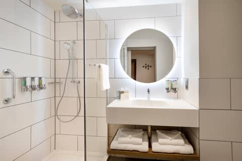 Hampton By Hilton London City — bathroom