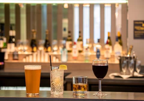 Hampton By Hilton London City — bar