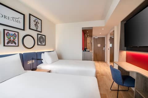 Hampton By Hilton London City — hotel room