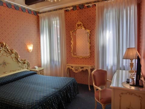 Hotel Diana — hotel room