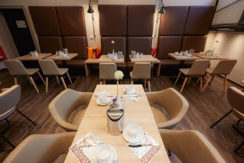 Manhattan Hotel — dining