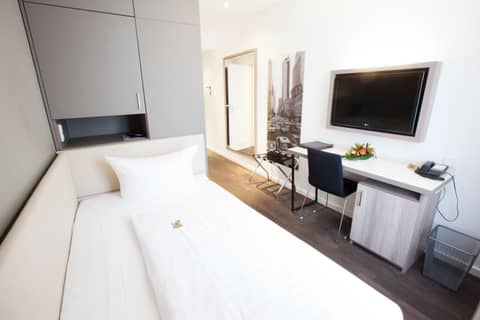 Manhattan Hotel — hotel room