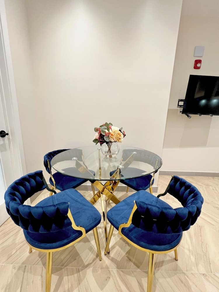 Toronto Rooms and Suites — dining