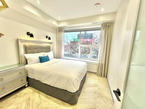 Toronto Rooms and Suites — bedroom