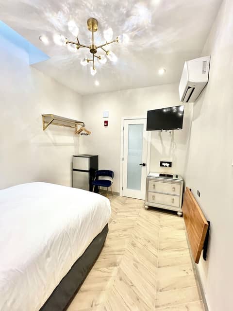 Toronto Rooms and Suites — hotel room