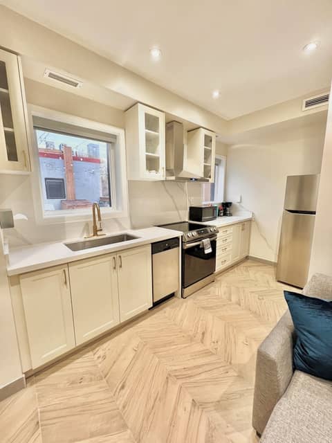 Toronto Rooms and Suites — kitchen