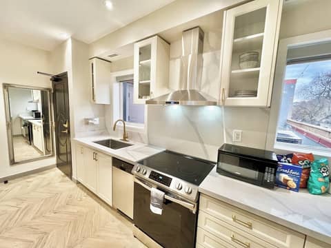 Toronto Rooms and Suites — kitchen
