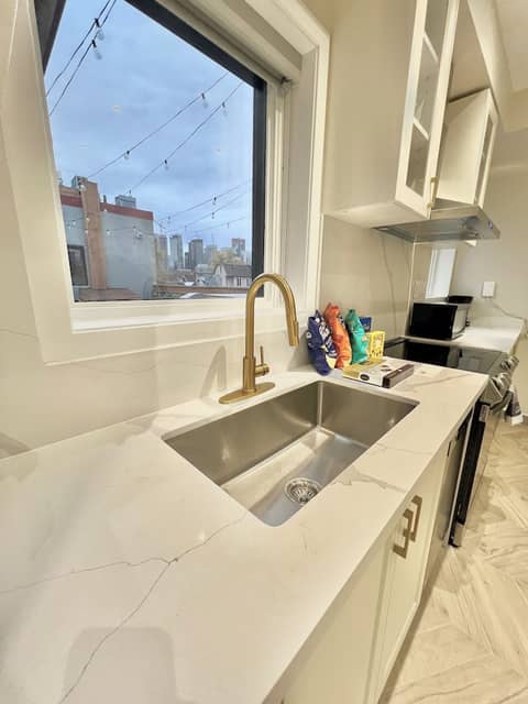 Toronto Rooms and Suites — kitchen