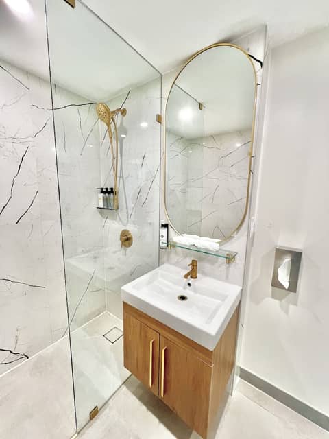 Toronto Rooms and Suites — bathroom