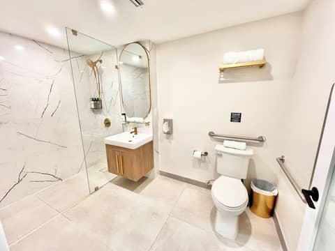 Toronto Rooms and Suites — bathroom