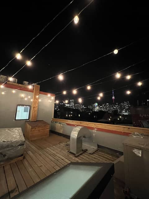 Toronto Rooms and Suites — roof