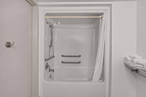 Country Inn & Suites by Radisson, Myrtle Beach, SC — bathroom