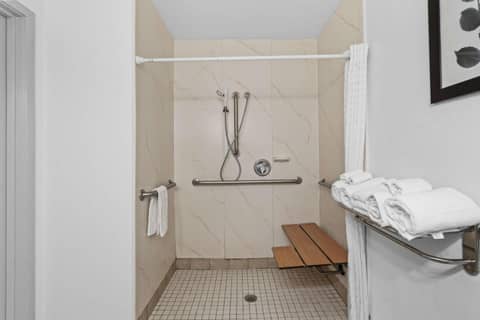 Country Inn & Suites by Radisson, Myrtle Beach, SC — bathroom