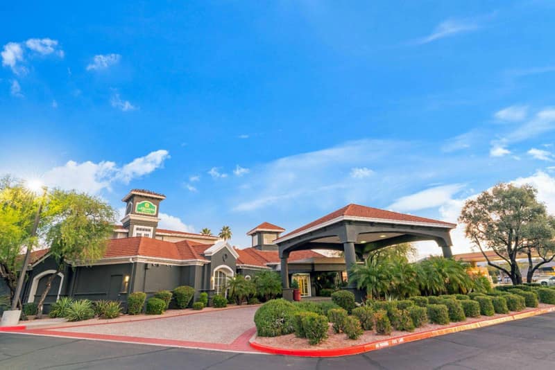 La Quinta Inn & Suites by Wyndham Phoenix Scottsdale — building