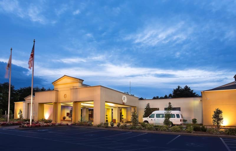 DoubleTree by Hilton Charlotte Airport — building