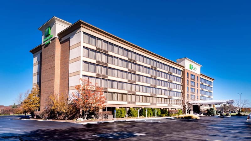 Holiday Inn Hotel & Suites Warren by IHG — building