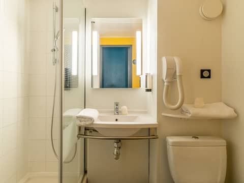 B&B HOTEL Marseille Prado Parc des expositions — bathroom