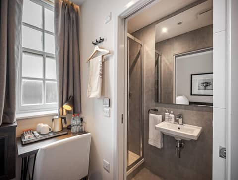 King's Cross Express Inn — bathroom