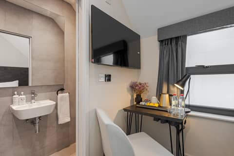 King's Cross Express Inn — hotel room