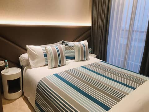 Gold Coast PIK Sea View Apartments by LongeSuites — hotel room