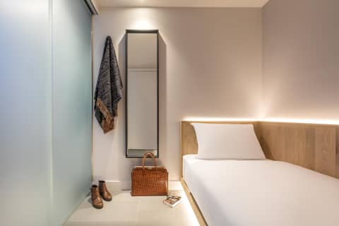 Zedwell Underground Hotel Tottenham Court Rd — hotel room