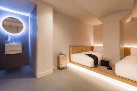 Zedwell Underground Hotel Tottenham Court Rd — hotel room