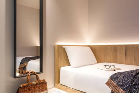 Zedwell Underground Hotel Tottenham Court Rd — hotel room