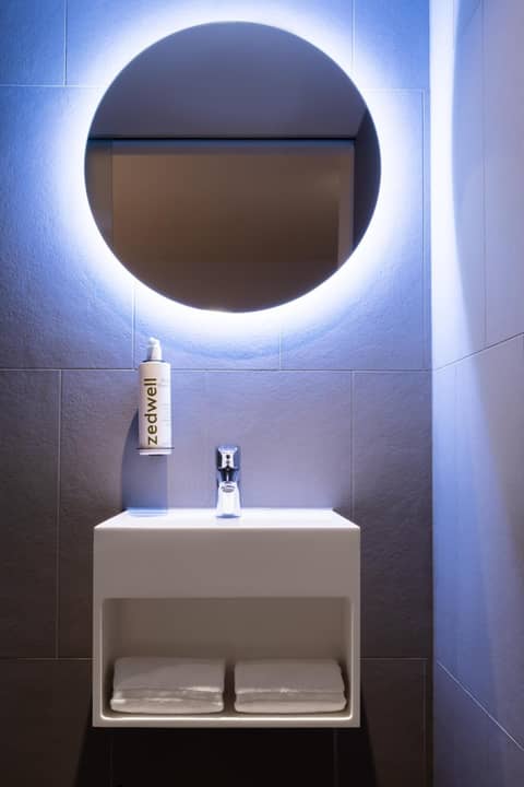 Zedwell Underground Hotel Tottenham Court Rd — bathroom