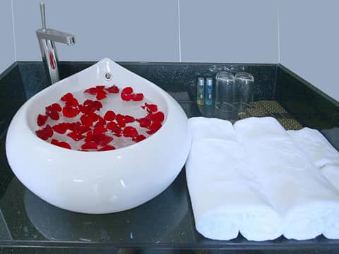 New Sun Hotel — bathroom
