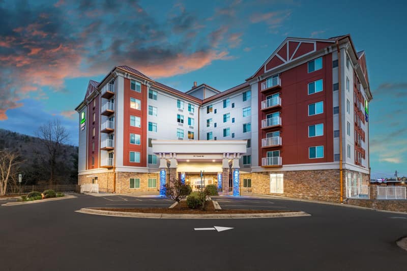Holiday Inn Express & Suites Asheville Downtown by IHG — building
