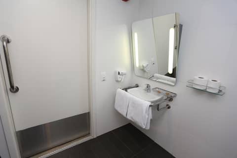 ibis Copacabana Posto 5 — bathroom