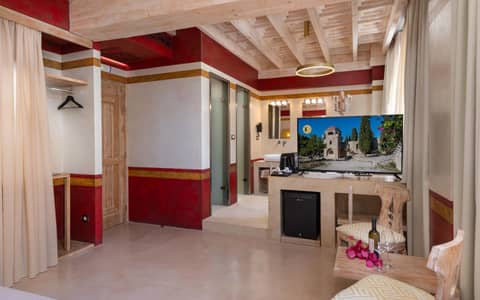 10GR Boutique Hotel & Wine Bar — hotel room