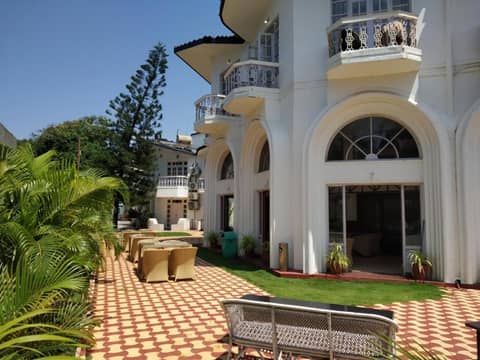 Sunset Beach Resort — hotel building