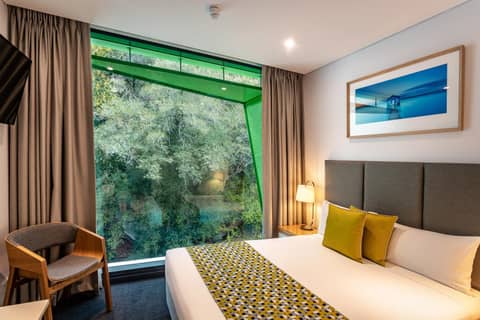 Quest Mounts Bay Road — hotel room