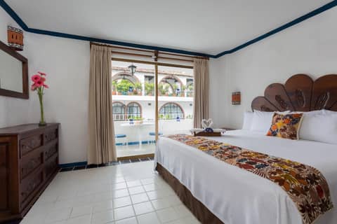 Los Arcos Suites — hotel room