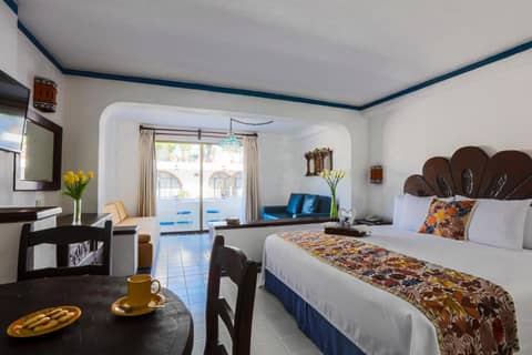 Los Arcos Suites — hotel room