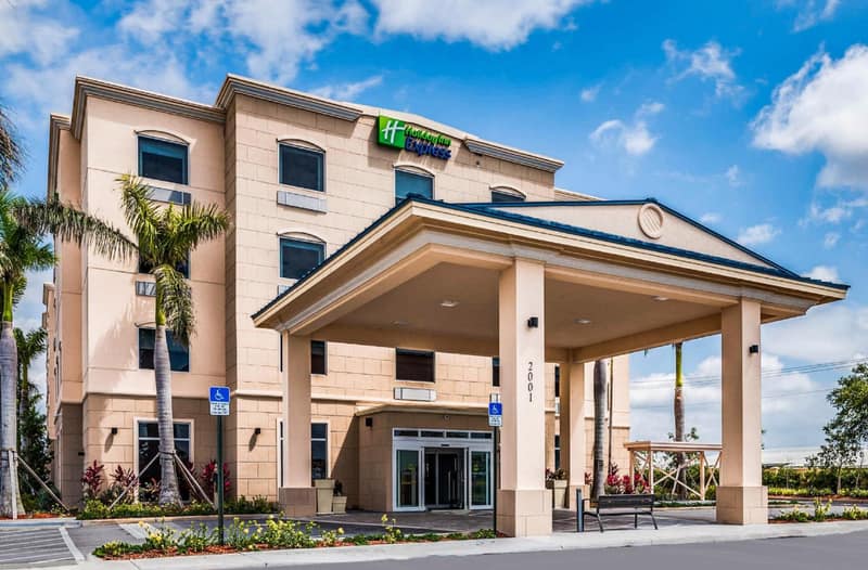 Holiday Inn Express & Suites Boynton Beach by IHG — building