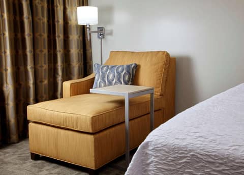 Hampton Inn & Suites Pittsburgh Airport South/Settlers Ridge — hotel room
